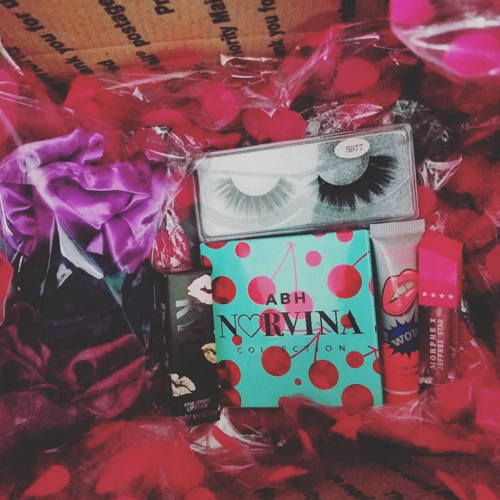 cosmetics mystery box😍